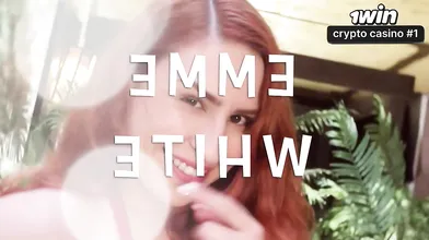 Aeromoça conduz sua punheta e leva você ao êxtase em JOI em português!