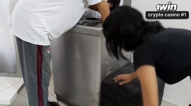 A vizinha seduz enquanto conserto a máquina de lavar e o marido está fora — maio