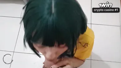 Essa garota cosplayer chupou meu pau e depois bebeu meu esperma em um copo