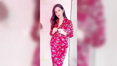 Meeti Kalher Striptease In Nightdress