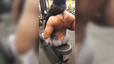 Michelle Wick entrenando y mamando