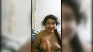 Putita se masturba con dildo en el coño
