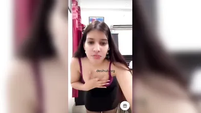 Desi Girl Gets Horny And Flashes Her Perfect Boobs For The Fans