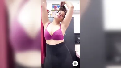 Desi Girl Gets Horny And Flashes Her Perfect Boobs For The Fans