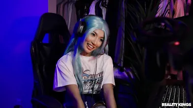 Hot Streamer Girl Showing Her Joystick-handling Skills On A Big Cock