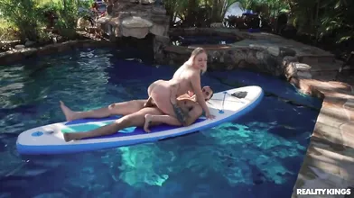 Elana Bunnz Banged On A Paddleboard - Susanne Brend