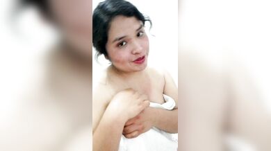 Puta lavandose el coño peludo en la ducha