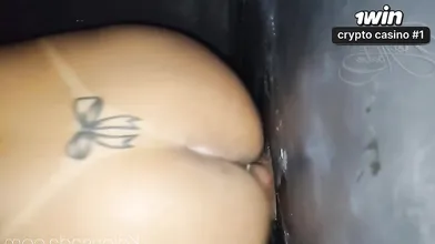 Adoro chupar uma rola no GloryHole, ainda mais quando o macho goza na minha boca