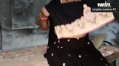 Madrasta Titty grande planta um baixo na barriga do rapaz e roda, implorando por