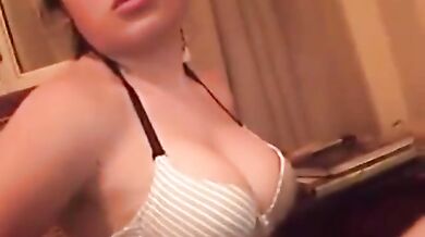 Puta de la calle mamando por dinero en prostibulo