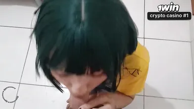 Essa garota cosplayer chupou meu pau e depois bebeu meu esperma em um copo