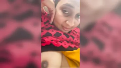 Indian chubby aunty show her boobs on car