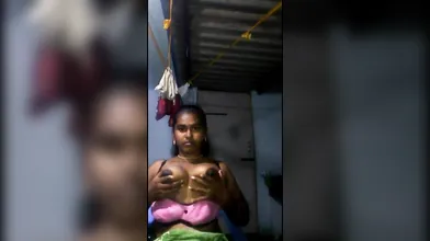 Tamil tailor aunty show her boobs