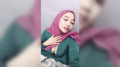 Janda Cantik Pamer Belahan