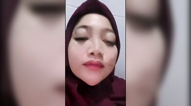 Janda Cantik Pamer Belahan