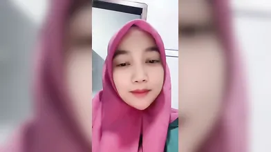 Janda Cantik Pamer Belahan