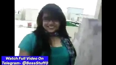 Noida virgin girl smooch karti hai BF ko cleavage dikhakar -