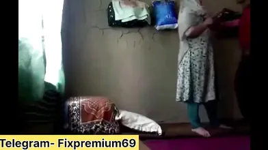 Gaon ki padosan bhabhi k sath din mai hi liya chudai ka maja