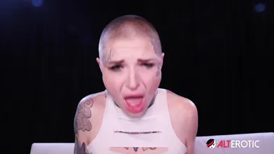 Tattooed prisoner Titi Ramone fucks the detective