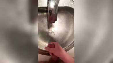 GeiloExpoBoyzp cumshot in sink