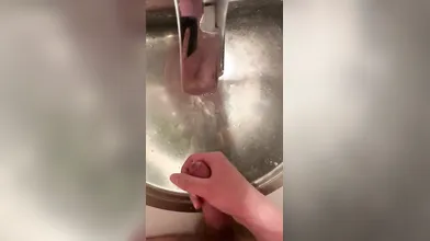 GeiloExpoBoyzp cumshot in sink