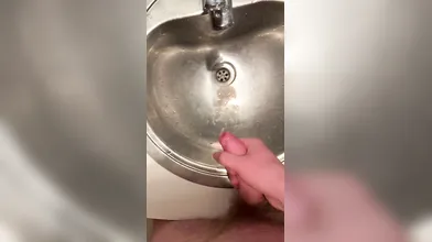 GeiloExpoBoyzp cumshot in sink