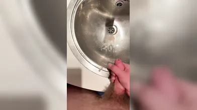 GeiloExpoBoyzp cumshot in sink