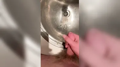 GeiloExpoBoyzp cumshot in sink