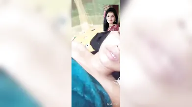 বাংলাদেশী মেয়ে উলঙ্গ হয়ে দুধ দেখানো এবং ভোদায় আঙ্গুল দিয়ে মাল বের করার ভিডিও