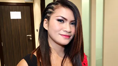 Cute Thai teen with a perfect pussy fucked by a horny Farang guy
