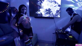 Raver Girlfriends - S12:E10
