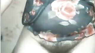 ARAB WIFE SHOWS HER HAIRY PUSSY