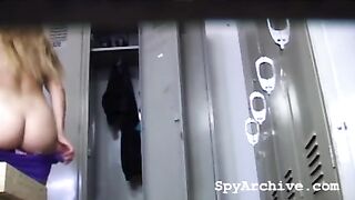 Secretly filming a gorgeous blonde in locker room