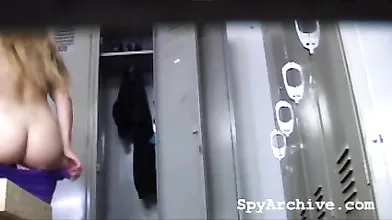 Secretly filming a gorgeous blonde in locker room