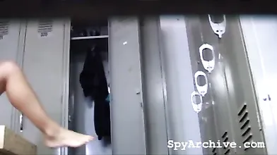 Secretly filming a gorgeous blonde in locker room