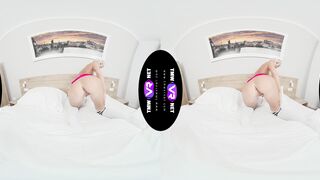 Blondie's solo party in bed