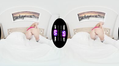 Blondie's solo party in bed