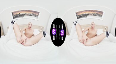 Blondie's solo party in bed