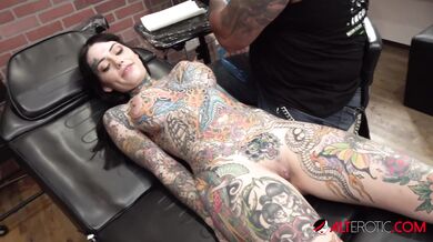Tiger Lilly Gets Her Forehead Tattooed!