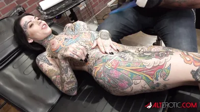 Tiger Lilly Gets Her Forehead Tattooed!