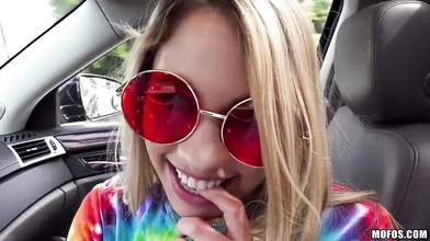 Hippie babe fucks quite hip for a ride