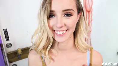 Skinny slut knows hot to reward a man