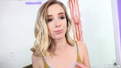 Skinny slut knows hot to reward a man