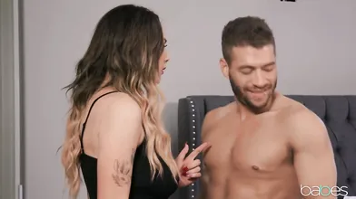 Sneaky Thief Gabbie Carter Skedaddles after Facial