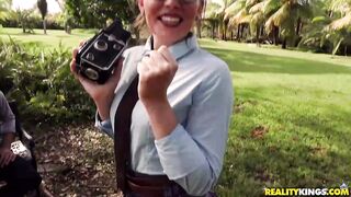 Hipster babe starts her modeling career fucking in the park