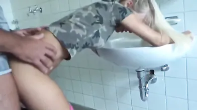 Glücklicher Mann Hob Auf Und Fickte Sexy Blondine
