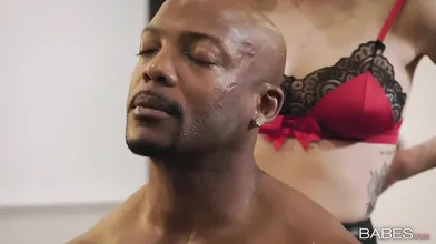 Tired Dude facefucks Golddigger Lily