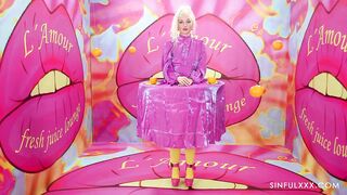 She Comes in Colors 2