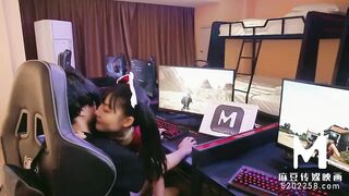 【国产】麻豆传媒作品/MAD-024-电竞女友/免费观看