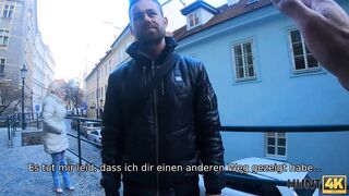HUNT4K. Kerl trifft sich mit vollbusiger Blondine und fickt sie in der Nähe von Mädels BF